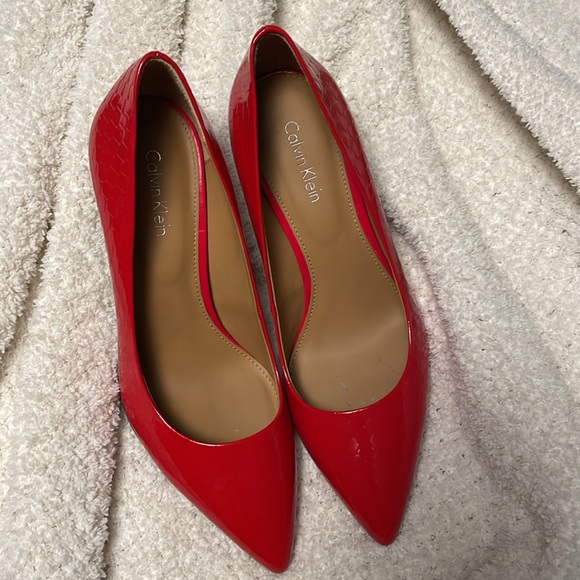 Women’s Calvin Klein Heels - Red, Textured; Size 5.5 - Picture 2 of 6